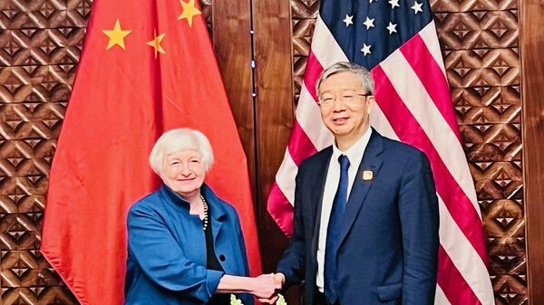  ABD Hazine Bakanı Janet Yellen, Kasım 2022'deki G20 toplantısında Çin Merkez Bankası Başkanı Yi Gang ile görüşürken - Sputnik Türkiye