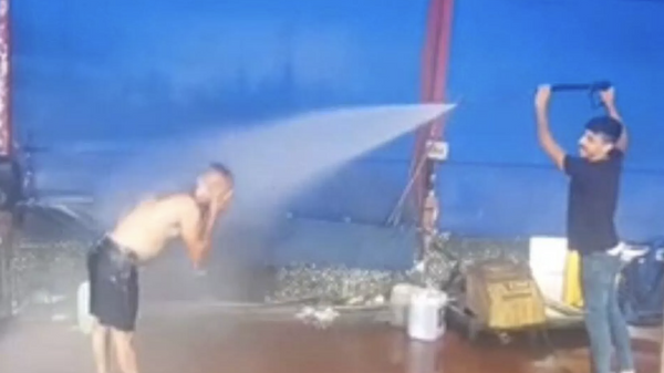 Sıcaktan bunaldı, oto yıkamacıda kendini yıkattı - Sputnik Türkiye