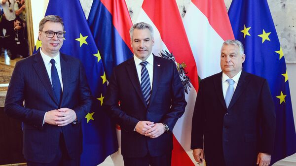 Avusturya Başbakanı Karl Nehammer, Sırbistan Cumhurbaşkanı Aleksandar Vucic ve Macaristan Başbakanı Viktor Orban Avusturya'nın başkenti Viyana’da gerçekleştirilen 2023 Göç Zirvesi’nde bir araya geldi. - Sputnik Türkiye