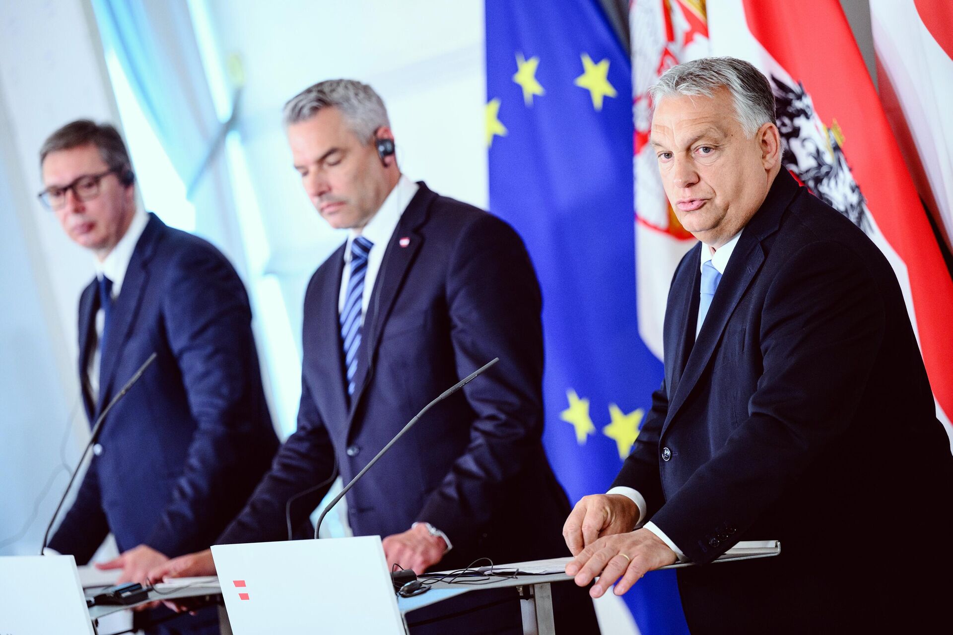 Avusturya Başbakanı Karl Nehammer, Sırbistan Cumhurbaşkanı Aleksandar Vucic ve Macaristan Başbakanı Viktor Orban Avusturya'nın başkenti Viyana'da gerçekleştirilen 2023 Göç Zirvesi'nde bir araya geldi. - Sputnik Türkiye, 1920, 07.07.2023