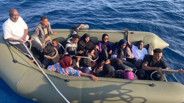Balıkesir'in Ayvalık ilçesi açıklarında, Yunanistan unsurlarınca geri itilen 14 düzensiz göçmen kurtarılarak karaya çıkarıldı. - Sputnik Türkiye