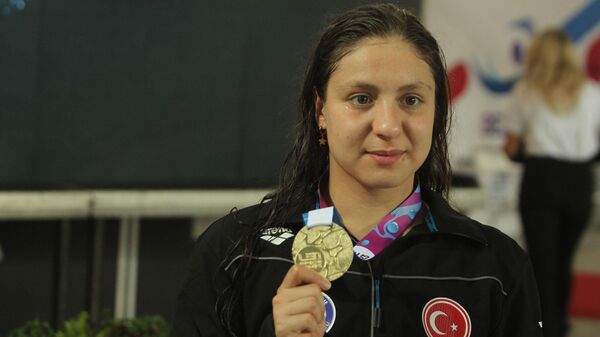 Türk sporcu Merve Tuncel, Sırbistan'da düzenlenen Avrupa Gençler Yüzme Şampiyonası'nda kadınlar 1500 metre serbest stilde yarıştı. Tuncel, altın madalya kazandı. - Sputnik Türkiye