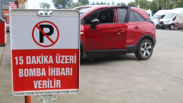 Deponun önüne park eden sürücülere esnaftan çözüm: '15 dakika üzeri bomba ihbarı verilir' - Sputnik Türkiye