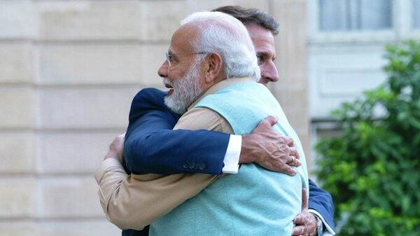 Fransa Cumhurbaşkanı Emmanuel Macron, Elysee Sarayı'nda Hindistan Başbakanı Narendra Modi'yi kucaklayarak karşıladı. - Sputnik Türkiye