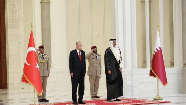 Cumhurbaşkanı Recep Tayyip Erdoğan, resmi ziyarette bulunduğu Katar'ın başkenti Doha'da, Katar Emiri Şeyh Temim bin Hamed Al Sani tarafından Lusail Sarayı'nda resmi törenle karşılandı - Sputnik Türkiye