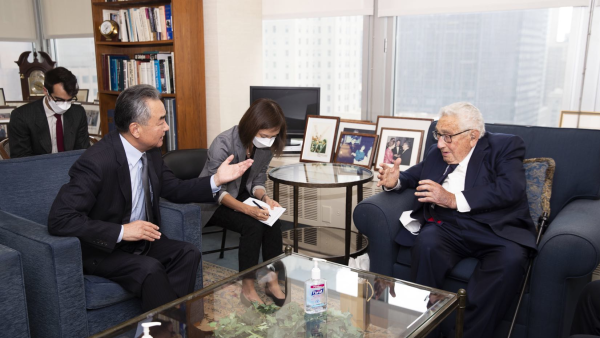 Çinli diplomat Wang Yi -dışişleri bakanı olduğu Eylül 2022'de- New York'ta ABD'nin eski Ulusal Güvenlik Danışmanı ve Dışişleri Bakanı Henry Kissinger ile görüşürken - Sputnik Türkiye