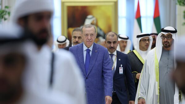 Cumhurbaşkanı Erdoğan, BAE Devlet Başkanı Al Nahyan tarafından resmi törenle karşılandı - Sputnik Türkiye