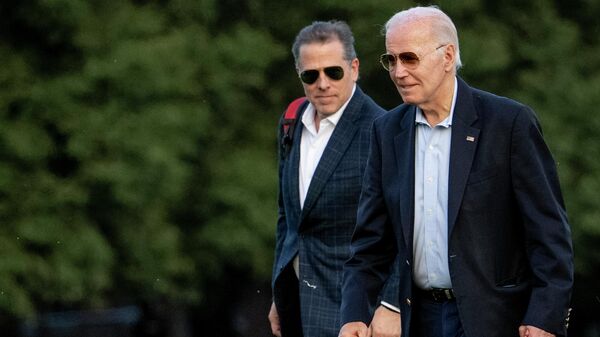 ABD Başkanı Joe Biden ile oğlu Hunter Biden, haftasonu tatilinden Washington DC'ye dönerken - Sputnik Türkiye