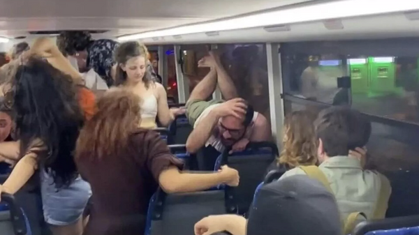 İETT otobüsünde yol boyunca dans ettiler - Sputnik Türkiye