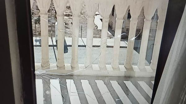 51 dereceye dayanamayan balkonun camı çatladı - Sputnik Türkiye