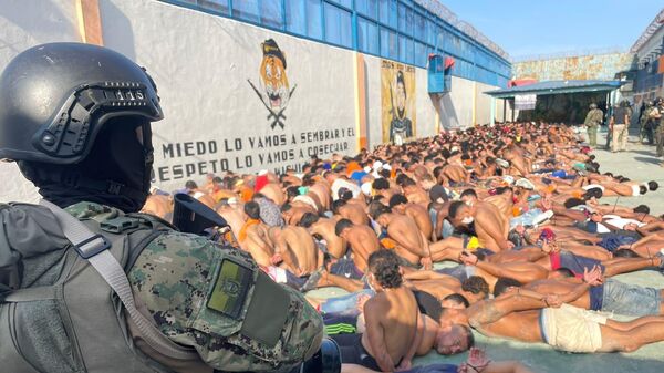 Ekvador'da bir hapishanede çıkan isyanda 18 kişi hayatını kaybetti, 11 kişi yaralandı. Diğer hapishanelere de sıçrayan isyanda en az 96 gardiyan mahkumlar tarafından rehin alındı. Ekvador Devlet Başkanı Guillermo Lasso ülkedeki hapishanelerde 60 gün süreyle OHAL ilan etti. - Sputnik Türkiye