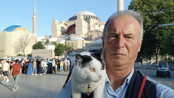 İstanbul’u omzunda kedisiyle gezdi - Sputnik Türkiye