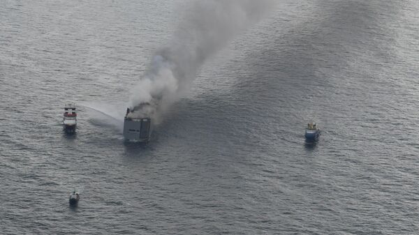 Hollanda’da binlerce aracın bulunduğu kargo gemisindeki yangın iki gündür devam ediyor. Sahil güvenlik tarafından yapılan açıklamada yangının günler veya haftalarca sürebileceği belirtildi. - Sputnik Türkiye