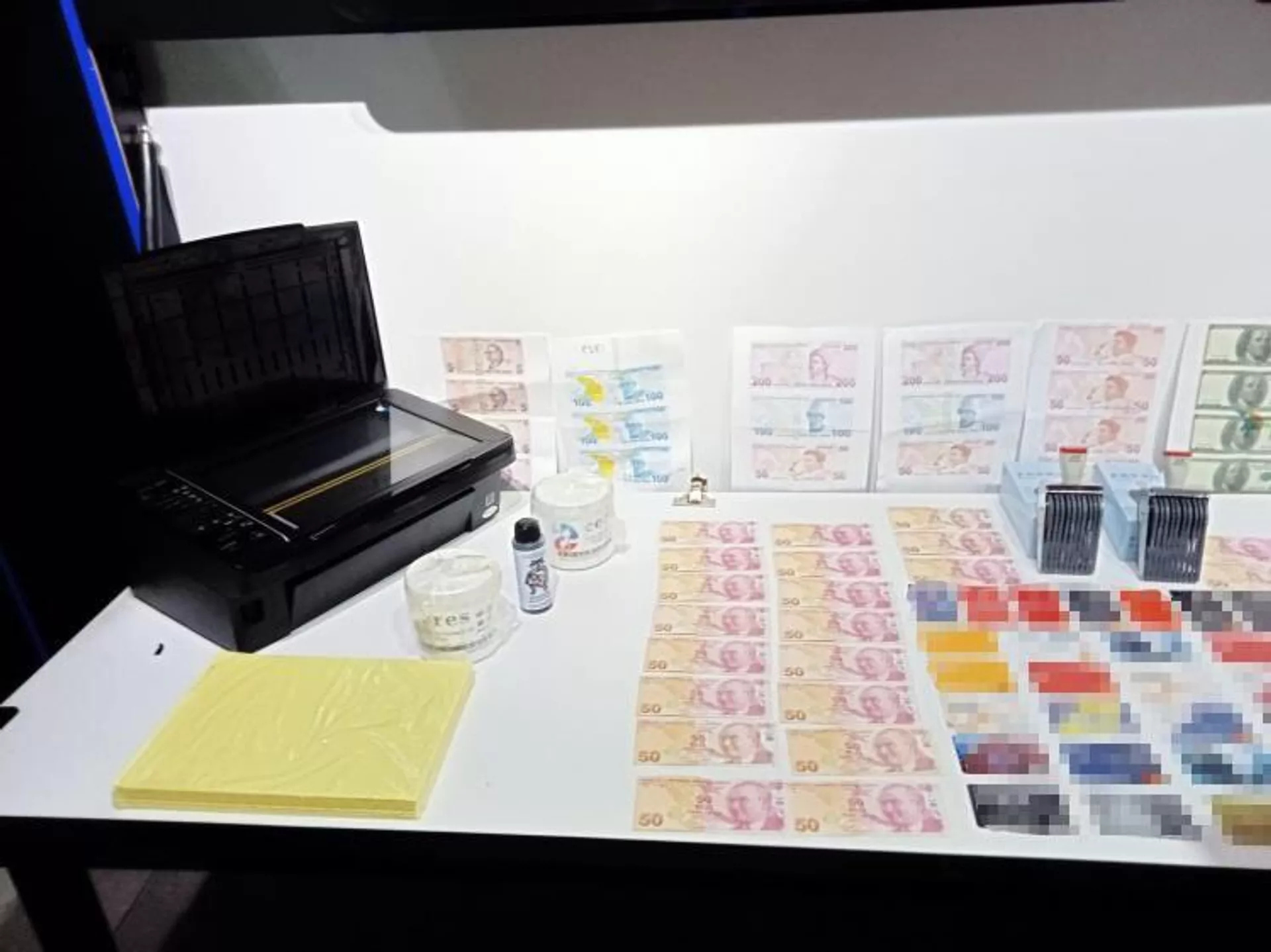 Ankara'da özel yöntemlerle ikiye böldüğü banknotların yarısını sahtesiyle birleştirdikten sonra bankamatikte (ATM) gerçeğiyle değiştiren şahıs, suçüstü yakalanarak gözaltına alındı. - Sputnik Türkiye, 1920, 29.07.2023