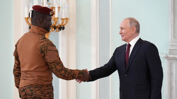 Burkina Faso Geçici Devlet Başkanı Ibrahim Traore ve Rusya lideri Putin - Sputnik Türkiye