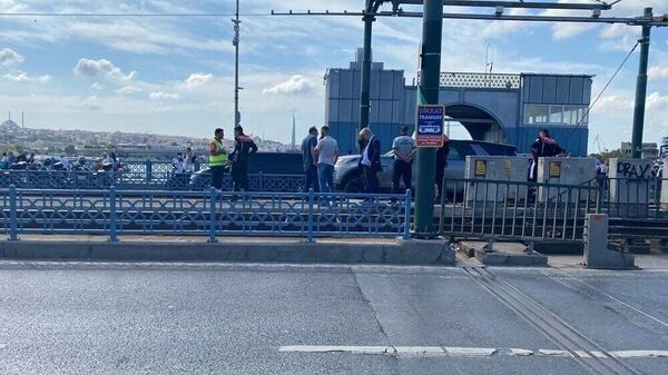 İstanbul’da tramvay yoluna giren cip, raylarda asılı kaldı - Sputnik Türkiye