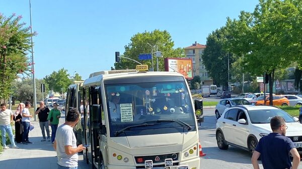 Bakırköy'de İstanbul Emniyet Müdürlüğüne bağlı sivil trafik polisleri, minibüslere yolcu gibi binerek denetim gerçekleştirdi. Denetimde emniyet kemeri takmayıp kapısı açık seyrettiği için ceza kesilen minibüsçü, Havalar çok sıcak diyerek cezaya itiraz etti. - Sputnik Türkiye