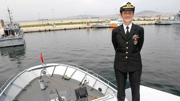 Terfi alan Gökçen Fırat, Deniz Kuvvetleri Komutanlığı'nda ilk kadın amirali unvanın sahibi oldu - Sputnik Türkiye