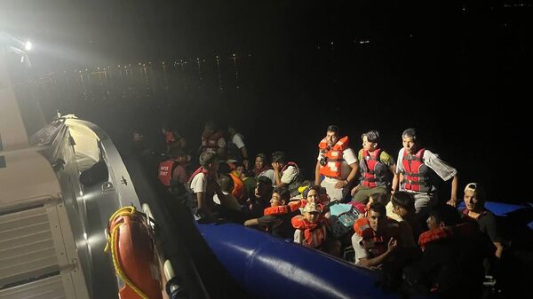 Çanakkale'nin Ayvacık ilçesi açıklarında Sahil Güvenlik ekiplerince lastik bot içinde 170 kaçak göçmen yakalandı. - Sputnik Türkiye