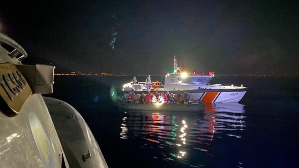 Çanakkale'nin Ayvacık ilçesi açıklarında Sahil Güvenlik ekiplerince lastik bot içinde 170 kaçak göçmen yakalandı. - Sputnik Türkiye