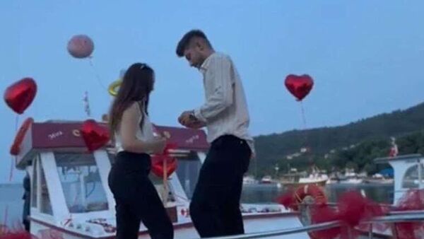 Ordu'da evlenme teklifi sırasında yüzüğü denize düşüren genç
 - Sputnik Türkiye