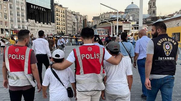 İstanbul Valiliği koordinasyonunda yapılan uygulama kapsamında, sokakta dilencilik yaptırıldığı tespit edilen bazı çocuklar muhafaza altına alındı. Kent genelindeki uygulamada, ilçe emniyet müdürlükleri, jandarma, çocuk büro amirlikleri ve zabıta ekipleri özellikle yol kenarlarında ve trafik ışıklarında dilendirilen çocukları takibe aldı. Taksim Meydanı ve İstiklal Caddesi çevresinde dilenen ve seyyar satıcılık yapan toplam 11 çocuk da muhafaza altına aldı. (  - Sputnik Türkiye