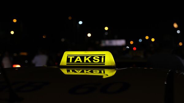  İstanbul'da bir grup taksici konvoy oluşturarak taksimetre ücretlerine yüzde 100 zam yapılmasını talep etti. Avrupa yakasında Fatih'teki Vatan Caddesi'nde, Anadolu yakasında Göztepe Köprüsü'nde toplanarak konvoy halinde Yenikapı Sahili'ne hareket eden çok sayıda taksici taksimetre ücretlerine zam talebinde bulundu. - Sputnik Türkiye