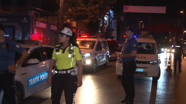 Alkollü sürücü ve arkadaşı polise zor anlar yaşattı: - Sputnik Türkiye