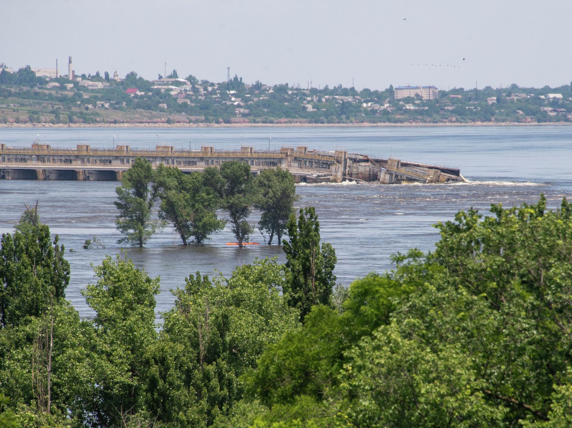 Каховское водохранилище фото. Каховская ГЭС 2023. Херсонская ГЭС. Каховская ГЭС гидроэлектростанции. Разрушенная плотина Каховской ГЭС.