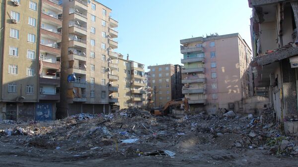 Diyarbakır'da, 6 Şubat'ta meydana gelen Kahramanmaraş merkezli depremlerde yıkılması sonucu 60 kişinin yaşamını yitirdiği Yoldaş Apartmanı'na ilişkin kapsamlı bilirkişi raporu hazırlandı. Yapının, ruhsatsız ve projesiz inşa edildiği belirlendi. - Sputnik Türkiye