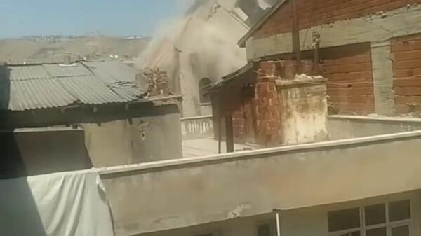 Elazığ'da ağır hasarlı bina tek dokunuşla yıkıldı  - Sputnik Türkiye