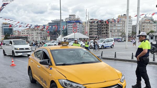 İstanbul'da yapılan denetimlerde yolcu seçen ve mesafe soran 3 taksiciye toplam 12 bin 628 lira ceza kesildi. - Sputnik Türkiye