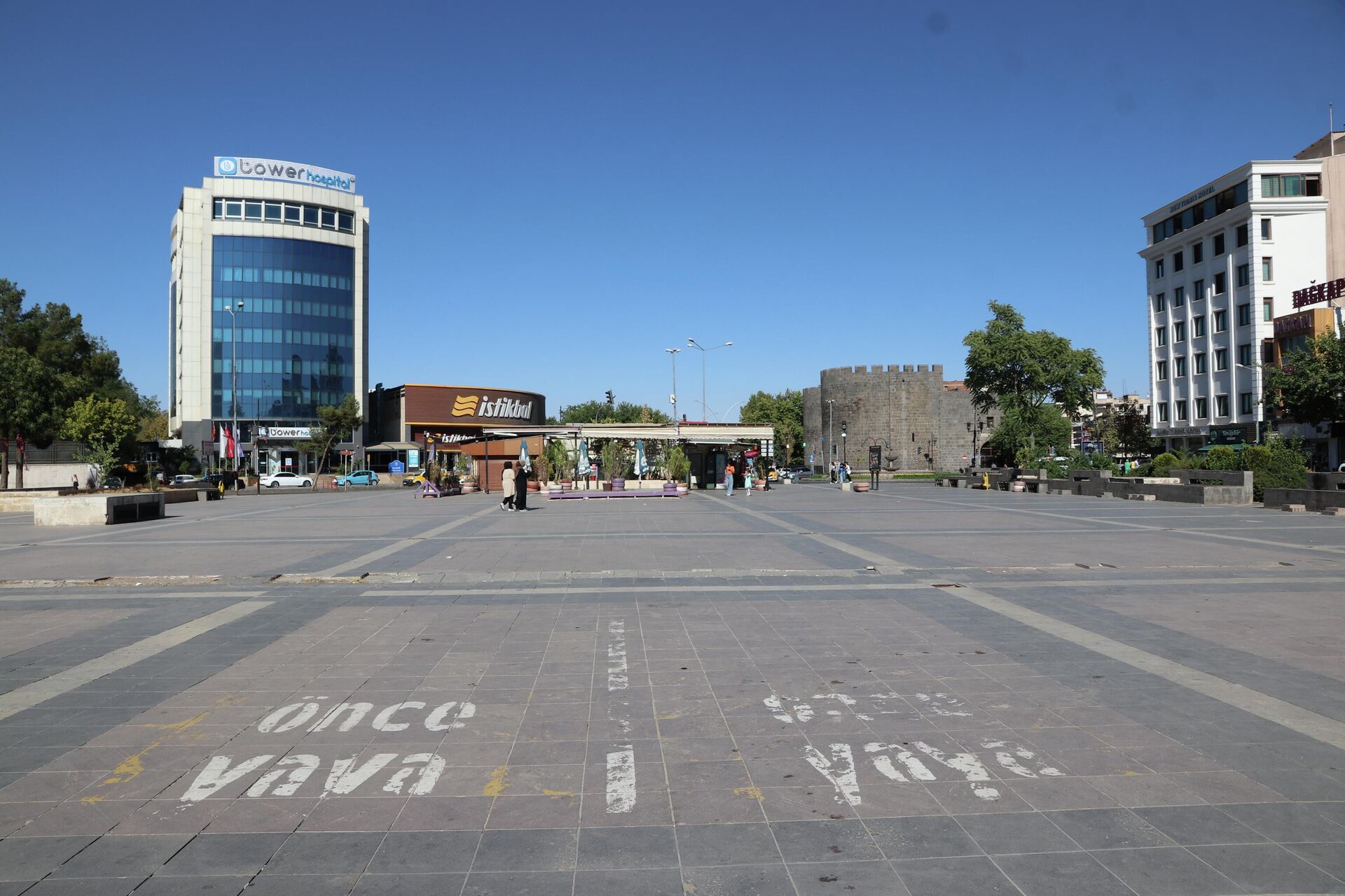 Diyarbakır, Şırnak ve Batman'da kavurucu sıcaklar yaşamı olumsuz etkiledi. Sıcaklığın 44 dereceye ulaştığı Diyarbakır'da vatandaşlar klimalı ortamları ve gölgelik alanları tercih ederken, öğle saatlerinde sokak, cadde, çocuk parkı ve meydanlar boş kaldı. - Sputnik Türkiye, 1920, 12.08.2023