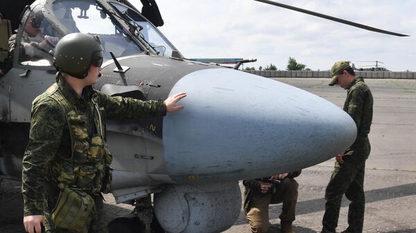 Rus pilot, Ukrayna Silahlı Kuvvetlerinin beş zırhlı aracını nasıl imha ettiğini anlattı - Sputnik Türkiye