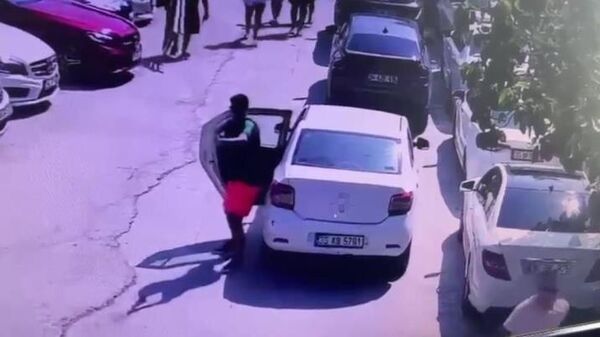 İzmir'in Çeşme ilçesinde mekana ateş açan ve bir kişiyi yaralayan 2 şüpheli polis ekiplerince yakalanarak gözaltına alındı. - Sputnik Türkiye