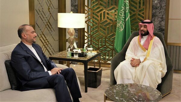 Suudi Arabistan Veliaht Prensi Bin Selman ve İran Dışişleri Bakanı Abdullahiyan - Sputnik Türkiye