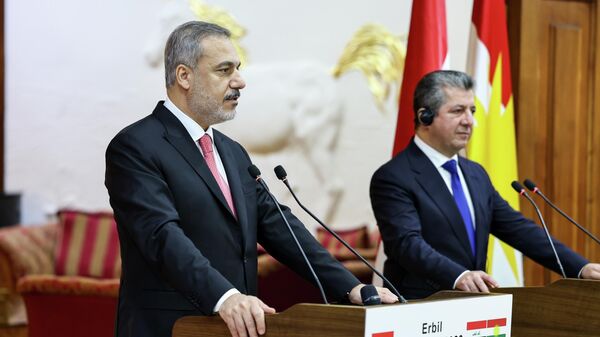 Dışişleri Bakanı Hakan Fidan, Erbil'de Irak Kürt Bölgesel Yönetimi (IKBY) Başbakanı Mesrur Barzani (sağda) ile görüşmesinin ardından düzenlenen ortak basın toplantısında konuştu.  - Sputnik Türkiye