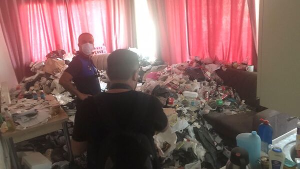 Kayseri'nin Talas ilçesinde kiracının terk ettiği apartman dairesi, kilolarca çöpten temizlendi. Çilingir yardımıyla girilen dairede 3 odanın çöple dolu olduğu görüldü.  - Sputnik Türkiye