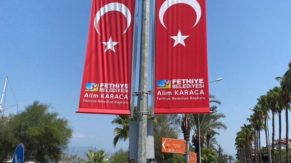 Türk bayrağında belediye logosu ve başkanın adının yer aldığı görsellerle ilgili işlem başlatıldı - Sputnik Türkiye