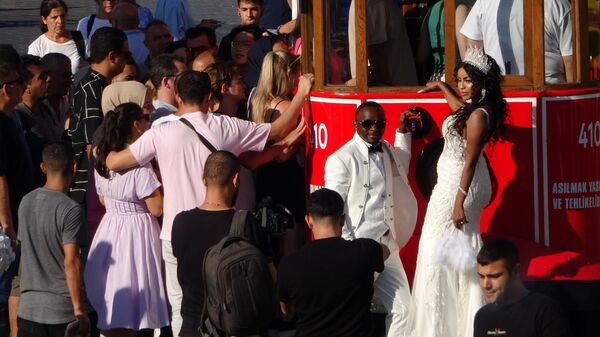 Taksim’de düğün fotoğrafı çektiren yabancı çiftler ilgi odağı oldu - Sputnik Türkiye