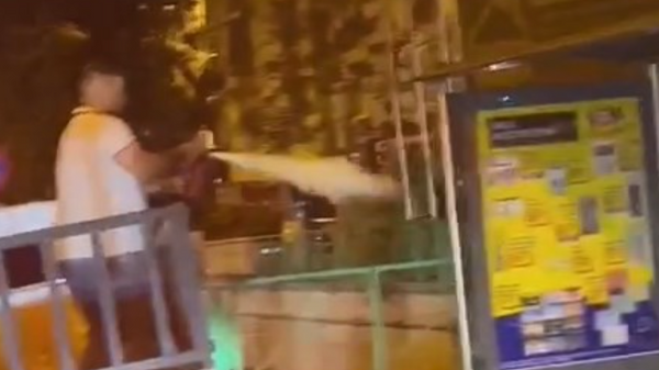 Otobüs durağında bekleyen kişiye yangın tüpü sıktılar - Sputnik Türkiye