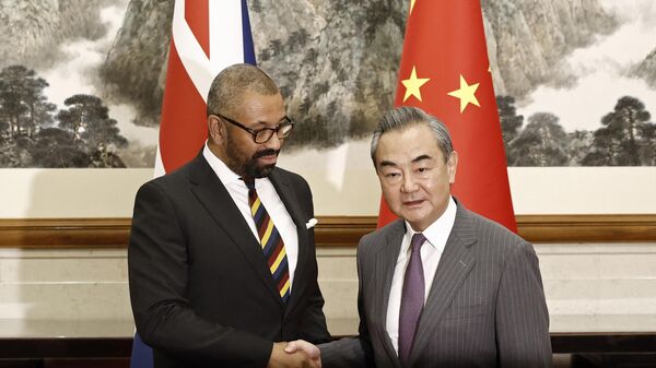 Çin Dışişleri Bakanı  Wang Yi ve İngiltere Dışişleri Bakanı James Cleverly - Sputnik Türkiye