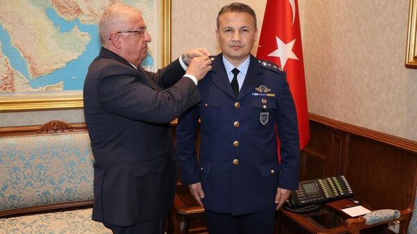 Milli Savunma Bakanı Yaşar Güler, uzaya gidecek ilk Türk Hava Kuvvetleri personeli Pilot Albay Alper Gezeravcı'yı kabul etti. - Sputnik Türkiye