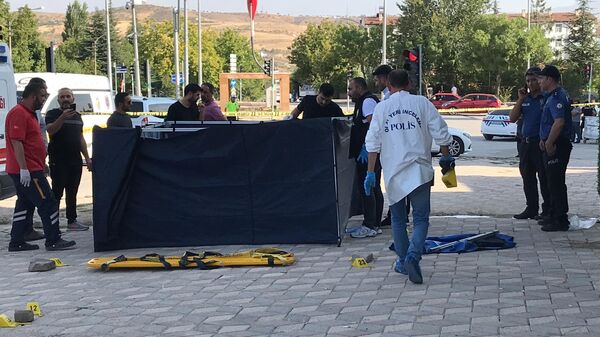 Elazığ'da iki grup arasında çıkan silahlı çatışmada 2 kişi öldü, 1 kişi yaralandı. Gözü dönmüş saldırganlar ambulans içerisinde kalp masajı yapılan yaralıyı,  sağlık görevlisinin gözü önünde tekrar vurarak öldürdü. - Sputnik Türkiye