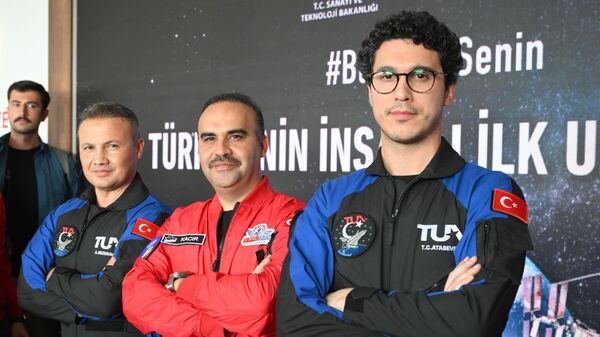 Sanayi ve Teknoloji Bakanı Mehmet Fatih Kacır,  Alper Gezeravcı (solda) ve Tuva Cihangir Atasever'i (sağda)  - Sputnik Türkiye