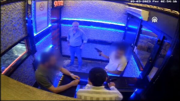 İstanbul Kartal'da restoran görevlilerine göstermek istediği silahı ateş alan polis, bir kişiyi yaraladı.  - Sputnik Türkiye