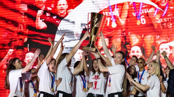 2023 CEV Avrupa Şampiyonası finalinde Sırbistan'ı 3-2 yenerek  şampiyon olan A Milli Kadın Voleybol Takımı, kupa zaferini binlerce kişiyle birlikte kutladı. - Sputnik Türkiye