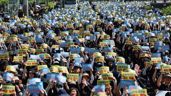 Güney Kore'de öğrenci ve velilerden psikolojik şiddet gördüğü anlaşılan ilkokul öğretmenin intiharının ardından başkent Seul'de eğitimciler veli zorbalığını protesto etti. Gösteriler nedeniyle az 30 okulda eğitime geçici olarak ara verildi. - Sputnik Türkiye