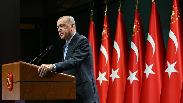 Cumhurbaşkanı Recep Tayyip Erdoğan, Cumhurbaşkanlığı Külliyesi’nde Kabine Toplantısı’nın ardından açıklamalarda bulundu. - Sputnik Türkiye