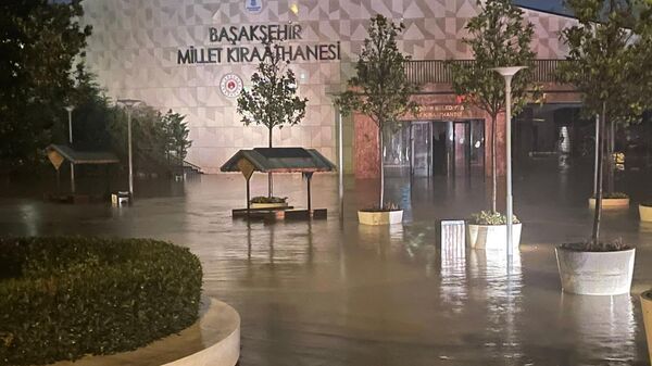 İstanbul'un Arnavutköy ve Başakşehir ilçelerinde etkili olan kuvvetli yağış nedeniyle yollarda su birikintileri oluştu, sürücüler ilerlemekte zorluk çekti. Başakşehir Millet Kıraathanesi'nde yaşanan su baskını sonrası belediye ekiplerince vatandaşlar buradan tahliye edildi.
 - Sputnik Türkiye
